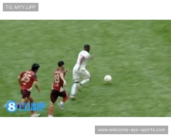 陕西联合冯伯元禁区内卡位，转身推射被门将挡出